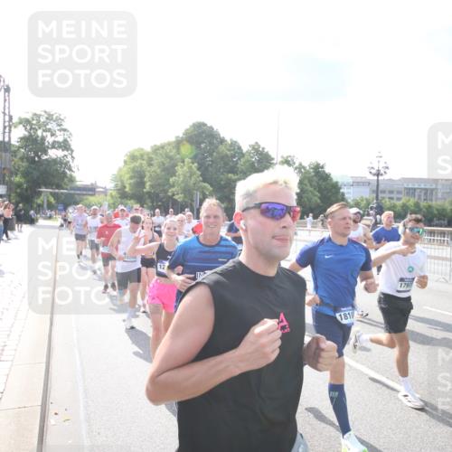 29.06.2025 - hella hamburg halbmarathon Jannik Wohlers http://msf.ph/oto/8143816 29.06.2025 09:52:35 Lombardsbrücke 1012, 1070, 1163, 1176, 1391, 1735, 1782, 2048, 2213, 2233, 2590, 2788, 2970, 3021, 3098, 3304, 3907, 3917, 3928, 4080, 4277, 4691, 4933, 4981, 5476, 5682, 6081, 6152, 6712, 6716, 7005, 7093, 7147, 7325, 7599, 8145, 8467, 8694, 8704, 8722, 8819, 9081, 9213, 9232, 9374, 9538, 9540, 10000, 10208, 10211, 10216, 10251, 10313, 10750, 11153, 11291, 11346, 11469, 11778, 12154, 12534, 12685, 12783, 12966, 13709, 13782, 14661, 14690, 14849, 15126, 15133, 16414 meine-sportfotos.de