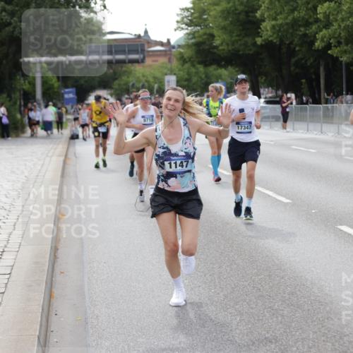 29.06.2025 - hella hamburg halbmarathon Jannik Wohlers http://msf.ph/oto/8143821 29.06.2025 10:08:41 Lombardsbrücke 1147, 1188, 1838, 7453, 9718, 10819, 11067, 11496, 13210, 13592, 13593, 14736, 15586, 15592, 17347, 18266, 18505 meine-sportfotos.de
