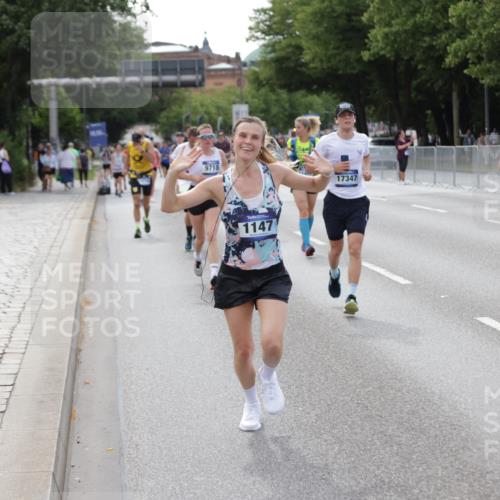 29.06.2025 - hella hamburg halbmarathon Jannik Wohlers http://msf.ph/oto/8143824 29.06.2025 10:08:41 Lombardsbrücke 1147, 1188, 1838, 7453, 9718, 10819, 11067, 11496, 13210, 13592, 13593, 14736, 15586, 15592, 17347, 18266, 18505 meine-sportfotos.de