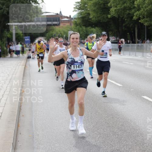29.06.2025 - hella hamburg halbmarathon Jannik Wohlers http://msf.ph/oto/8143828 29.06.2025 10:08:41 Lombardsbrücke 1147, 1188, 1838, 7453, 9718, 10819, 11067, 11496, 13210, 13592, 13593, 14736, 15586, 15592, 17347, 18266, 18505 meine-sportfotos.de