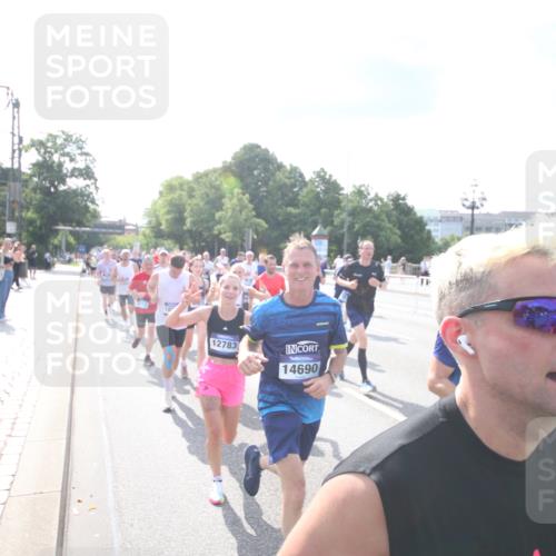 29.06.2025 - hella hamburg halbmarathon Jannik Wohlers http://msf.ph/oto/8143830 29.06.2025 09:52:35 Lombardsbrücke 1012, 1070, 1163, 1176, 1391, 1735, 1782, 2048, 2213, 2233, 2590, 2788, 2970, 3021, 3098, 3304, 3907, 3917, 3928, 4080, 4277, 4691, 4933, 4981, 5476, 5682, 6081, 6152, 6712, 6716, 7005, 7093, 7147, 7325, 7599, 8145, 8467, 8694, 8704, 8722, 8819, 9081, 9213, 9232, 9374, 9538, 9540, 10000, 10208, 10211, 10216, 10251, 10313, 10750, 11153, 11291, 11346, 11469, 11778, 12154, 12534, 12685, 12783, 12966, 13709, 13782, 14661, 14690, 14849, 15126, 15133, 16414 meine-sportfotos.de
