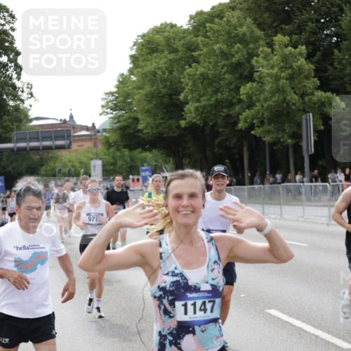 29.06.2025 - hella hamburg halbmarathon Jannik Wohlers http://msf.ph/oto/8143834 29.06.2025 10:08:42 Lombardsbrücke 1147, 1188, 1838, 7453, 9718, 10819, 11067, 11496, 13210, 13592, 13593, 13660, 14736, 15586, 15592, 17347, 18266, 18505 meine-sportfotos.de