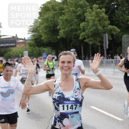 29.06.2025 - hella hamburg halbmarathon Jannik Wohlers http://msf.ph/oto/8143844 29.06.2025 10:08:42 Lombardsbrücke 1147, 1188, 1838, 7453, 9718, 10819, 11067, 11496, 13210, 13592, 13593, 13660, 14736, 15586, 15592, 17347, 18266, 18505 meine-sportfotos.de