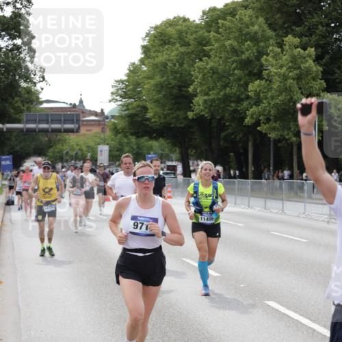 29.06.2025 - hella hamburg halbmarathon Jannik Wohlers http://msf.ph/oto/8143883 29.06.2025 10:08:43 Lombardsbrücke 1147, 1188, 1838, 2978, 7453, 9718, 10819, 11067, 11496, 13210, 13592, 13593, 13660, 14736, 15586, 15592, 17347, 18266, 18505 meine-sportfotos.de
