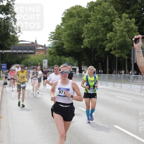 29.06.2025 - hella hamburg halbmarathon Jannik Wohlers http://msf.ph/oto/8143888 29.06.2025 10:08:43 Lombardsbrücke 1147, 1188, 1838, 2978, 7453, 9718, 10819, 11067, 11496, 13210, 13592, 13593, 13660, 14736, 15586, 15592, 17347, 18266, 18505 meine-sportfotos.de