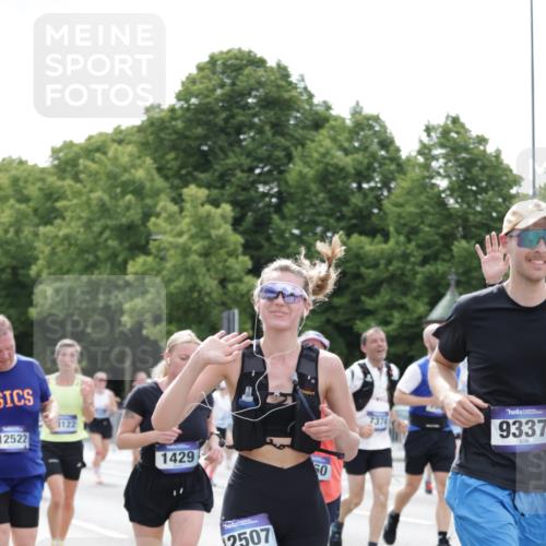 29.06.2025 - hella hamburg halbmarathon Jannik Wohlers http://msf.ph/oto/8143913 29.06.2025 10:45:56 Lombardsbrücke 1429, 1465, 1532, 1608, 1837, 2500, 2813, 2951, 3410, 4119, 4448, 5697, 5854, 6068, 7303, 7364, 7368, 7374, 7960, 7983, 8047, 8700, 9129, 9337, 9445, 10153, 11361, 11910, 12298, 12333, 12507, 12522, 13076, 13122, 13213, 13449, 13499, 14250, 14473, 15305, 15683, 16717, 16912, 17006, 17170, 17704, 17936, 18018, 18214, 18334 meine-sportfotos.de