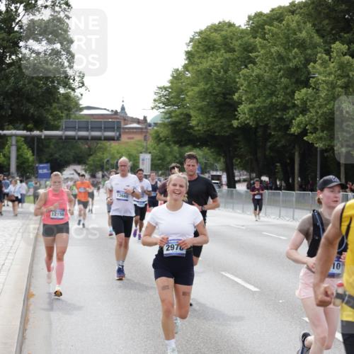 29.06.2025 - hella hamburg halbmarathon Jannik Wohlers http://msf.ph/oto/8143951 29.06.2025 10:08:49 Lombardsbrücke 1147, 1188, 1838, 2978, 5806, 5885, 6674, 7187, 9718, 10194, 10819, 11067, 11496, 12156, 13210, 13660, 14736, 17347, 18505, 18727 meine-sportfotos.de