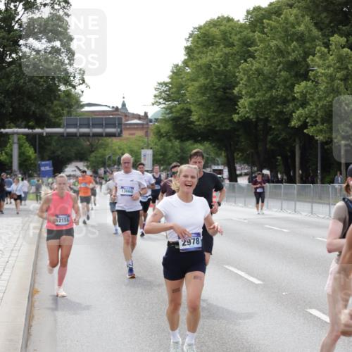 29.06.2025 - hella hamburg halbmarathon Jannik Wohlers http://msf.ph/oto/8143956 29.06.2025 10:08:49 Lombardsbrücke 1147, 1188, 1838, 2978, 5806, 5885, 6674, 7187, 9718, 10194, 10819, 11067, 11496, 12156, 13210, 13660, 14736, 17347, 18505, 18727 meine-sportfotos.de