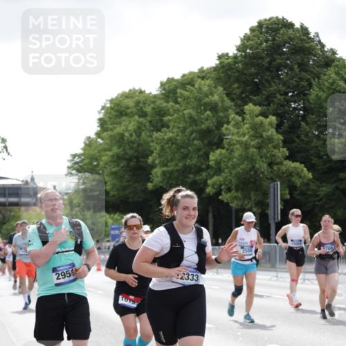29.06.2025 - hella hamburg halbmarathon Jannik Wohlers http://msf.ph/oto/8143957 29.06.2025 10:45:59 Lombardsbrücke 1429, 1465, 1532, 1608, 1837, 2500, 2697, 4119, 4448, 5697, 5854, 6068, 6124, 6161, 7303, 7364, 7368, 7374, 7960, 7983, 8047, 8551, 8700, 9129, 9337, 9445, 10153, 11361, 11910, 12298, 12333, 12507, 12522, 13076, 13122, 13213, 13449, 13499, 14250, 14473, 15305, 15683, 16218, 16717, 16912, 17006, 17170, 17633, 17704, 17936, 18018, 18458 meine-sportfotos.de