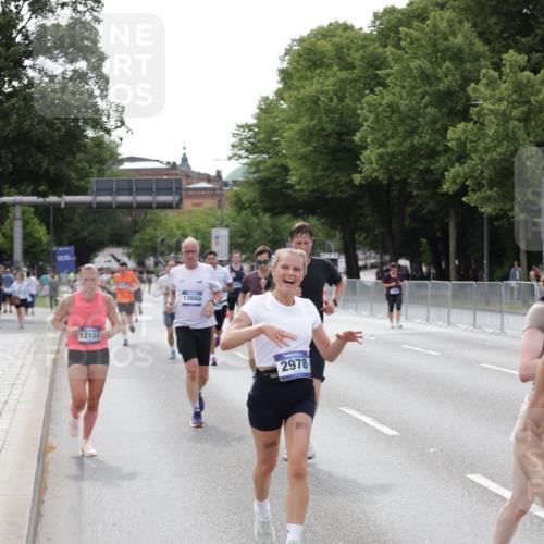 29.06.2025 - hella hamburg halbmarathon Jannik Wohlers http://msf.ph/oto/8143961 29.06.2025 10:08:49 Lombardsbrücke 1147, 1188, 1838, 2978, 5806, 5885, 6674, 7187, 9718, 10194, 10819, 11067, 11496, 12156, 13210, 13660, 14736, 17347, 18505, 18727 meine-sportfotos.de