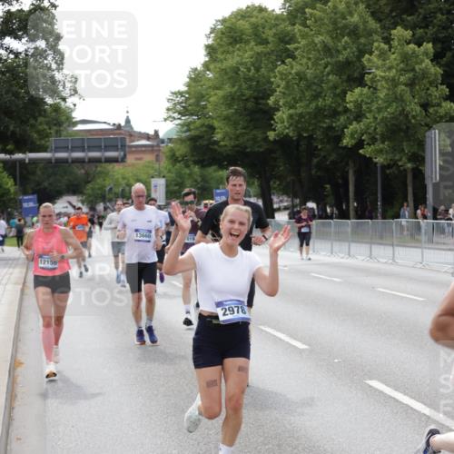 29.06.2025 - hella hamburg halbmarathon Jannik Wohlers http://msf.ph/oto/8143973 29.06.2025 10:08:49 Lombardsbrücke 1147, 1188, 1838, 2978, 5806, 5885, 6674, 7187, 9718, 10194, 10819, 11067, 11496, 12156, 13210, 13660, 14736, 17347, 18505, 18727 meine-sportfotos.de