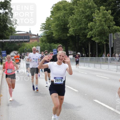 29.06.2025 - hella hamburg halbmarathon Jannik Wohlers http://msf.ph/oto/8143980 29.06.2025 10:08:49 Lombardsbrücke 1147, 1188, 1838, 2978, 5806, 5885, 6674, 7187, 9718, 10194, 10819, 11067, 11496, 12156, 13210, 13660, 14736, 17347, 18505, 18727 meine-sportfotos.de
