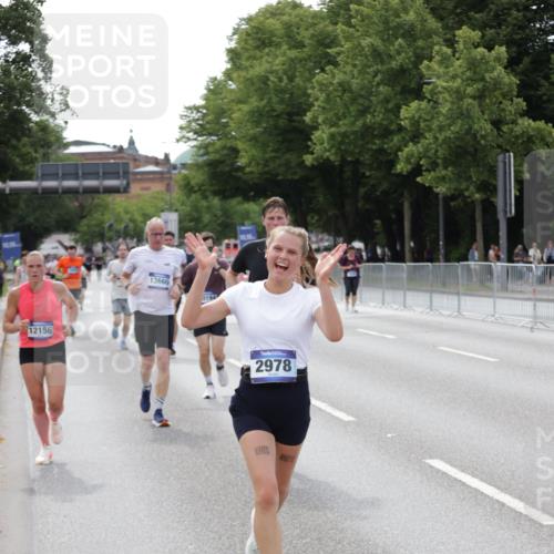 29.06.2025 - hella hamburg halbmarathon Jannik Wohlers http://msf.ph/oto/8143988 29.06.2025 10:08:49 Lombardsbrücke 1147, 1188, 1838, 2978, 5806, 5885, 6674, 7187, 9718, 10194, 10819, 11067, 11496, 12156, 13210, 13660, 14736, 17347, 18505, 18727 meine-sportfotos.de