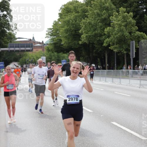 29.06.2025 - hella hamburg halbmarathon Jannik Wohlers http://msf.ph/oto/8143991 29.06.2025 10:08:49 Lombardsbrücke 1147, 1188, 1838, 2978, 5806, 5885, 6674, 7187, 9718, 10194, 10819, 11067, 11496, 12156, 13210, 13660, 14736, 17347, 18505, 18727 meine-sportfotos.de