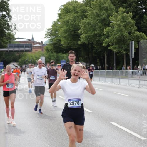 29.06.2025 - hella hamburg halbmarathon Jannik Wohlers http://msf.ph/oto/8143994 29.06.2025 10:08:49 Lombardsbrücke 1147, 1188, 1838, 2978, 5806, 5885, 6674, 7187, 9718, 10194, 10819, 11067, 11496, 12156, 13210, 13660, 14736, 17347, 18505, 18727 meine-sportfotos.de