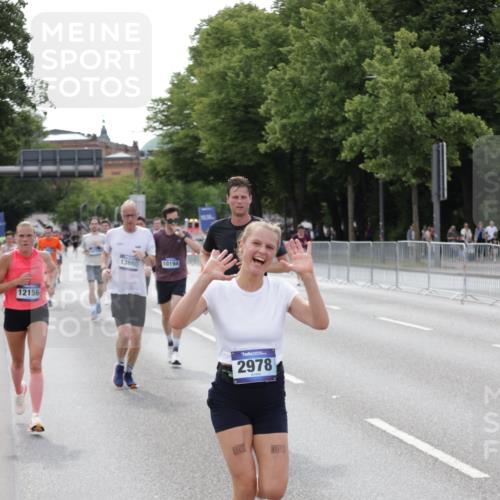 29.06.2025 - hella hamburg halbmarathon Jannik Wohlers http://msf.ph/oto/8143996 29.06.2025 10:08:49 Lombardsbrücke 1147, 1188, 1838, 2978, 5806, 5885, 6674, 7187, 9718, 10194, 10819, 11067, 11496, 12156, 13210, 13660, 14736, 17347, 18505, 18727 meine-sportfotos.de