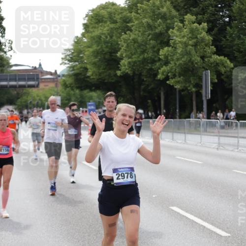 29.06.2025 - hella hamburg halbmarathon Jannik Wohlers http://msf.ph/oto/8144006 29.06.2025 10:08:49 Lombardsbrücke 1147, 1188, 1838, 2978, 5806, 5885, 6674, 7187, 9718, 10194, 10819, 11067, 11496, 12156, 13210, 13660, 14736, 17347, 18505, 18727 meine-sportfotos.de