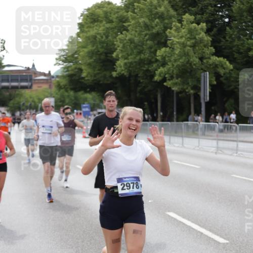 29.06.2025 - hella hamburg halbmarathon Jannik Wohlers http://msf.ph/oto/8144013 29.06.2025 10:08:50 Lombardsbrücke 1147, 1188, 1838, 2978, 4859, 5806, 5885, 6674, 7187, 9718, 10194, 10819, 11067, 11496, 12156, 12862, 13210, 13660, 14736, 17347, 18726, 18727 meine-sportfotos.de