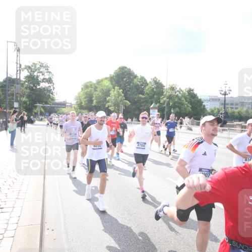 29.06.2025 - hella hamburg halbmarathon Jannik Wohlers http://msf.ph/oto/8144016 29.06.2025 09:52:37 Lombardsbrücke 1012, 1070, 1163, 1391, 1735, 1782, 2048, 2213, 2233, 2590, 2788, 2970, 3021, 3098, 3304, 3907, 3917, 3928, 4277, 4691, 4933, 4981, 4997, 5132, 5476, 5682, 6081, 6152, 6712, 6716, 7005, 7093, 7147, 7325, 7599, 8145, 8467, 8664, 8694, 8704, 8722, 8819, 9081, 9213, 9232, 9374, 9538, 9540, 10208, 10211, 10216, 10251, 10313, 10750, 11094, 11153, 11291, 11346, 11469, 11778, 12154, 12534, 12685, 12783, 12966, 13051, 13709, 13782, 14351, 14661, 14690, 14849, 15126, 15133 meine-sportfotos.de