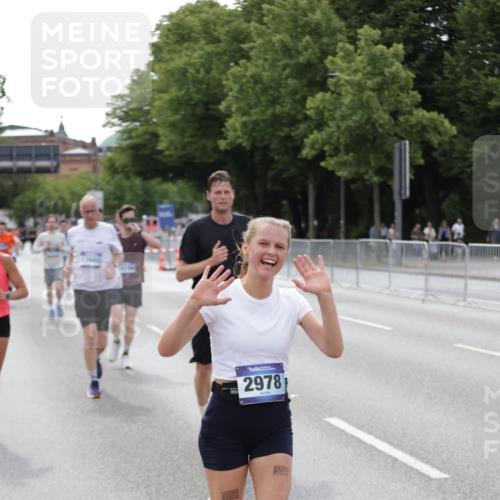 29.06.2025 - hella hamburg halbmarathon Jannik Wohlers http://msf.ph/oto/8144018 29.06.2025 10:08:50 Lombardsbrücke 1147, 1188, 1838, 2978, 4859, 5806, 5885, 6674, 7187, 9718, 10194, 10819, 11067, 11496, 12156, 12862, 13210, 13660, 14736, 17347, 18726, 18727 meine-sportfotos.de