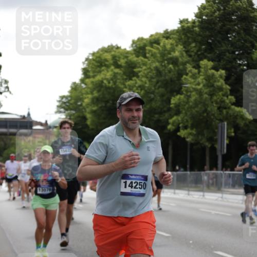 29.06.2025 - hella hamburg halbmarathon Jannik Wohlers http://msf.ph/oto/8144022 29.06.2025 10:46:06 Lombardsbrücke 1429, 1465, 1608, 1837, 2500, 2697, 3469, 4355, 4448, 4604, 6068, 6124, 6161, 7303, 7364, 7368, 7374, 7767, 8477, 8551, 8700, 9691, 10153, 10230, 12333, 12522, 13076, 13122, 13213, 13449, 13969, 14250, 14261, 14473, 15305, 15683, 15852, 16218, 16717, 16882, 16912, 17006, 17419, 17633, 17704, 17936, 18458 meine-sportfotos.de