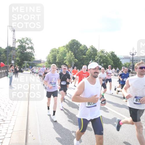 29.06.2025 - hella hamburg halbmarathon Jannik Wohlers http://msf.ph/oto/8144059 29.06.2025 09:52:38 Lombardsbrücke 1012, 1391, 1735, 1782, 2048, 2213, 2233, 2590, 2788, 2970, 3021, 3098, 3304, 3907, 3917, 3928, 4277, 4691, 4933, 4981, 4997, 5132, 5476, 5682, 6081, 6152, 6712, 6716, 7005, 7093, 7147, 7325, 7599, 8145, 8467, 8664, 8694, 8704, 8722, 8819, 9081, 9213, 9232, 9374, 9538, 9540, 9585, 10208, 10211, 10216, 10251, 10313, 10750, 11094, 11153, 11291, 11346, 11469, 11778, 12154, 12534, 12685, 12783, 12966, 13051, 13709, 13782, 14351, 14661, 14690, 15126, 15133 meine-sportfotos.de