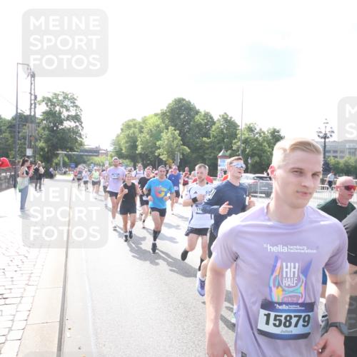29.06.2025 - hella hamburg halbmarathon Jannik Wohlers http://msf.ph/oto/8144141 29.06.2025 09:52:39 Lombardsbrücke 1012, 1391, 1735, 1782, 2048, 2213, 2233, 2234, 2590, 2788, 2970, 3021, 3098, 3304, 3907, 3917, 3928, 4981, 4997, 5132, 5476, 5682, 6081, 6152, 6712, 6716, 7005, 7093, 7147, 8063, 8145, 8467, 8664, 8694, 8704, 8722, 8819, 9081, 9232, 9374, 9538, 9540, 9585, 10208, 10211, 10216, 10313, 10750, 11094, 11153, 11291, 11346, 11469, 11778, 12154, 12534, 12685, 12783, 12966, 13015, 13051, 13709, 13782, 14351, 14661, 14690, 15126, 15133 meine-sportfotos.de