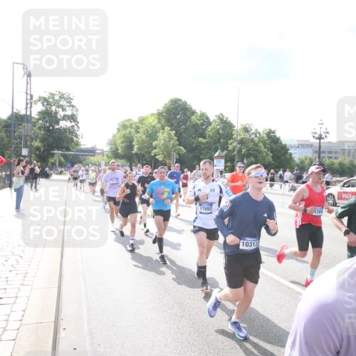 29.06.2025 - hella hamburg halbmarathon Jannik Wohlers http://msf.ph/oto/8144151 29.06.2025 09:52:39 Lombardsbrücke 1012, 1391, 1735, 1782, 2048, 2213, 2233, 2234, 2590, 2788, 2970, 3021, 3098, 3304, 3907, 3917, 3928, 4981, 4997, 5132, 5476, 5682, 6081, 6152, 6712, 6716, 7005, 7093, 7147, 8063, 8145, 8467, 8664, 8694, 8704, 8722, 8819, 9081, 9232, 9374, 9538, 9540, 9585, 10208, 10211, 10216, 10313, 10750, 11094, 11153, 11291, 11346, 11469, 11778, 12154, 12534, 12685, 12783, 12966, 13015, 13051, 13709, 13782, 14351, 14661, 14690, 15126, 15133 meine-sportfotos.de