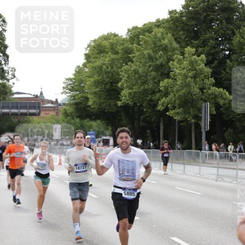 29.06.2025 - hella hamburg halbmarathon Jannik Wohlers http://msf.ph/oto/8144152 29.06.2025 10:08:54 Lombardsbrücke 1147, 1188, 1838, 2978, 4859, 5806, 5885, 6674, 7187, 9718, 10194, 10819, 11067, 11496, 12156, 12862, 13210, 13660, 14736, 15697, 17347, 18726, 18727, 19166 meine-sportfotos.de