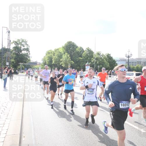 29.06.2025 - hella hamburg halbmarathon Jannik Wohlers http://msf.ph/oto/8144170 29.06.2025 09:52:40 Lombardsbrücke 1012, 1391, 1735, 2048, 2213, 2234, 2590, 2788, 2970, 3021, 3098, 3304, 3907, 3917, 3928, 4981, 4997, 5132, 5476, 5682, 6081, 6152, 6712, 6716, 7005, 7093, 7147, 8063, 8145, 8467, 8664, 8694, 8704, 8722, 8819, 9081, 9232, 9374, 9538, 9540, 9585, 10208, 10211, 10216, 10313, 11094, 11153, 11291, 11346, 11469, 11778, 12154, 12534, 12685, 12783, 12966, 13015, 13051, 13709, 13782, 14351, 14661, 14690, 15126, 15133, 15651 meine-sportfotos.de
