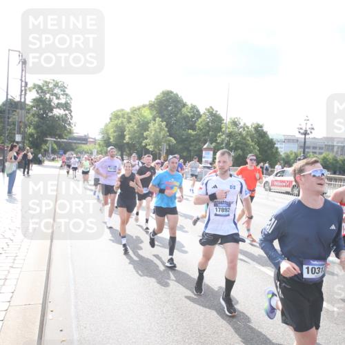 29.06.2025 - hella hamburg halbmarathon Jannik Wohlers http://msf.ph/oto/8144174 29.06.2025 09:52:40 Lombardsbrücke 1012, 1391, 1735, 2048, 2213, 2234, 2590, 2788, 2970, 3021, 3098, 3304, 3907, 3917, 3928, 4981, 4997, 5132, 5476, 5682, 6081, 6152, 6712, 6716, 7005, 7093, 7147, 8063, 8145, 8467, 8664, 8694, 8704, 8722, 8819, 9081, 9232, 9374, 9538, 9540, 9585, 10208, 10211, 10216, 10313, 11094, 11153, 11291, 11346, 11469, 11778, 12154, 12534, 12685, 12783, 12966, 13015, 13051, 13709, 13782, 14351, 14661, 14690, 15126, 15133, 15651 meine-sportfotos.de