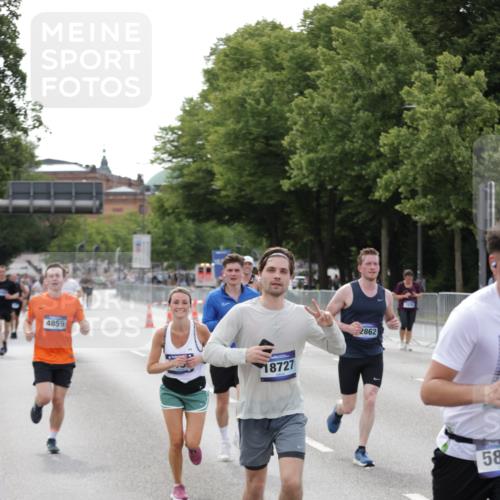 29.06.2025 - hella hamburg halbmarathon Jannik Wohlers http://msf.ph/oto/8144179 29.06.2025 10:08:55 Lombardsbrücke 1147, 1188, 1838, 2978, 4859, 5806, 5885, 6674, 7187, 9718, 10194, 10819, 11067, 11496, 12156, 12862, 13210, 13660, 14736, 15697, 17347, 18726, 18727, 19166 meine-sportfotos.de