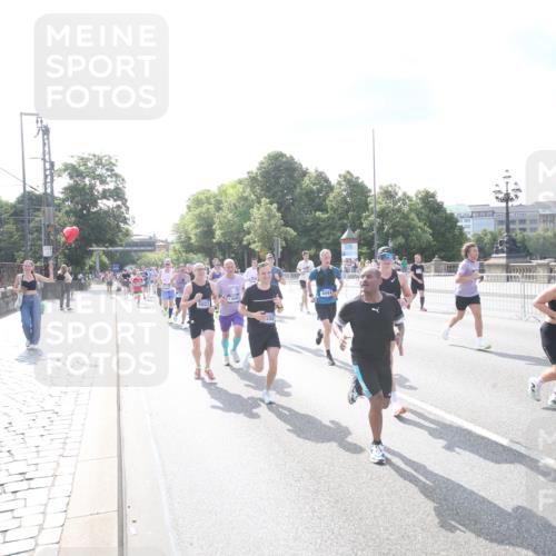29.06.2025 - hella hamburg halbmarathon Jannik Wohlers http://msf.ph/oto/8144210 29.06.2025 09:52:55 Lombardsbrücke 1012, 1466, 1558, 1735, 1750, 1759, 2234, 2365, 2402, 2623, 4091, 4553, 4997, 5022, 5132, 5623, 5624, 5692, 6081, 6203, 6375, 6460, 6712, 7204, 7322, 7450, 7765, 8063, 8664, 9126, 9303, 9305, 9534, 9544, 9585, 9794, 10246, 10789, 11094, 11283, 11648, 11858, 12035, 12154, 12643, 12685, 12966, 13015, 13051, 13303, 13450, 13690, 14275, 14351, 14794, 15629, 15651, 15803, 15900, 16105, 16333, 16617, 16685, 16725, 17718, 17729 meine-sportfotos.de