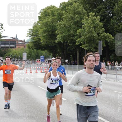 29.06.2025 - hella hamburg halbmarathon Jannik Wohlers http://msf.ph/oto/8144217 29.06.2025 10:08:56 Lombardsbrücke 1188, 1838, 2978, 4859, 5806, 5885, 6674, 7187, 9718, 9988, 10194, 10819, 11067, 12156, 12862, 13210, 13660, 14736, 15697, 16688, 17347, 18726, 18727, 19166 meine-sportfotos.de
