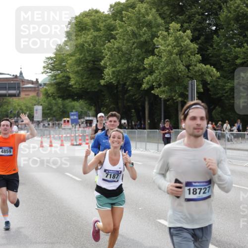 29.06.2025 - hella hamburg halbmarathon Jannik Wohlers http://msf.ph/oto/8144235 29.06.2025 10:08:56 Lombardsbrücke 1188, 1838, 2978, 4859, 5806, 5885, 6674, 7187, 9718, 9988, 10194, 10819, 11067, 12156, 12862, 13210, 13660, 14736, 15697, 16688, 17347, 18726, 18727, 19166 meine-sportfotos.de
