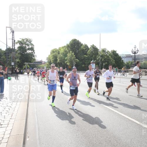 29.06.2025 - hella hamburg halbmarathon Jannik Wohlers http://msf.ph/oto/8144238 29.06.2025 09:52:58 Lombardsbrücke 1466, 1558, 1750, 1759, 2234, 2365, 2402, 2623, 3146, 4091, 4310, 4553, 4997, 5022, 5460, 5623, 5624, 5692, 6203, 6282, 6375, 6460, 7204, 7322, 7450, 7765, 8063, 8664, 9126, 9200, 9303, 9305, 9534, 9544, 9585, 9794, 10246, 10789, 11094, 11283, 11648, 11858, 12035, 12643, 13015, 13051, 13303, 13450, 13690, 14034, 14200, 14275, 14464, 14794, 15519, 15629, 15651, 15803, 15900, 16105, 16286, 16333, 16617, 16685, 16725, 17718, 17729 meine-sportfotos.de
