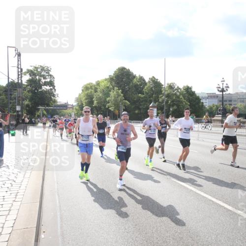 29.06.2025 - hella hamburg halbmarathon Jannik Wohlers http://msf.ph/oto/8144244 29.06.2025 09:52:58 Lombardsbrücke 1466, 1558, 1750, 1759, 2234, 2365, 2402, 2623, 3146, 4091, 4310, 4553, 4997, 5022, 5460, 5623, 5624, 5692, 6203, 6282, 6375, 6460, 7204, 7322, 7450, 7765, 8063, 8664, 9126, 9200, 9303, 9305, 9534, 9544, 9585, 9794, 10246, 10789, 11094, 11283, 11648, 11858, 12035, 12643, 13015, 13051, 13303, 13450, 13690, 14034, 14200, 14275, 14464, 14794, 15519, 15629, 15651, 15803, 15900, 16105, 16286, 16333, 16617, 16685, 16725, 17718, 17729 meine-sportfotos.de