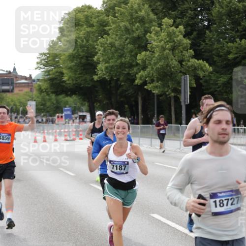 29.06.2025 - hella hamburg halbmarathon Jannik Wohlers http://msf.ph/oto/8144256 29.06.2025 10:08:56 Lombardsbrücke 1188, 1838, 2978, 4859, 5806, 5885, 6674, 7187, 9718, 9988, 10194, 10819, 11067, 12156, 12862, 13210, 13660, 14736, 15697, 16688, 17347, 18726, 18727, 19166 meine-sportfotos.de