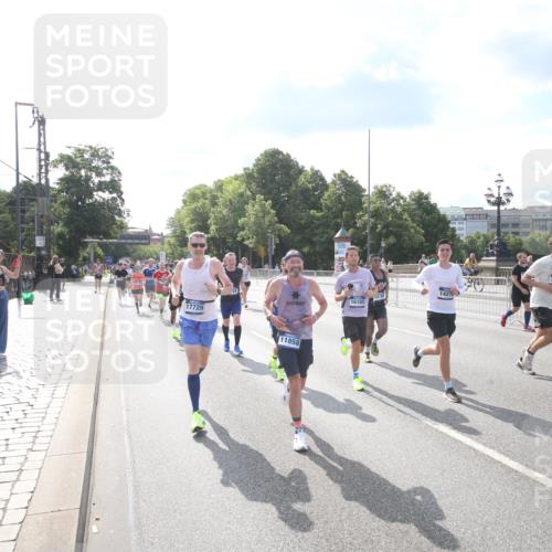 29.06.2025 - hella hamburg halbmarathon Jannik Wohlers http://msf.ph/oto/8144257 29.06.2025 09:52:58 Lombardsbrücke 1466, 1558, 1750, 1759, 2234, 2365, 2402, 2623, 3146, 4091, 4310, 4553, 4997, 5022, 5460, 5623, 5624, 5692, 6203, 6282, 6375, 6460, 7204, 7322, 7450, 7765, 8063, 8664, 9126, 9200, 9303, 9305, 9534, 9544, 9585, 9794, 10246, 10789, 11094, 11283, 11648, 11858, 12035, 12643, 13015, 13051, 13303, 13450, 13690, 14034, 14200, 14275, 14464, 14794, 15519, 15629, 15651, 15803, 15900, 16105, 16286, 16333, 16617, 16685, 16725, 17718, 17729 meine-sportfotos.de