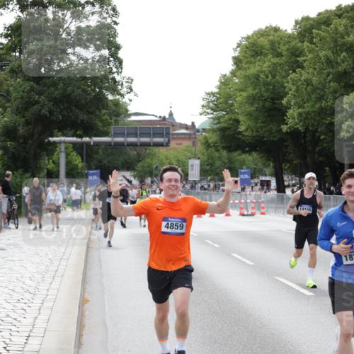 29.06.2025 - hella hamburg halbmarathon Jannik Wohlers http://msf.ph/oto/8144261 29.06.2025 10:08:57 Lombardsbrücke 1188, 1838, 2978, 4859, 5806, 5885, 6674, 7187, 9718, 9988, 10194, 10819, 11067, 12156, 12862, 13210, 13660, 14736, 15697, 16688, 18726, 18727, 19166 meine-sportfotos.de