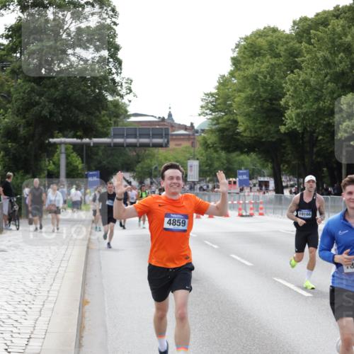 29.06.2025 - hella hamburg halbmarathon Jannik Wohlers http://msf.ph/oto/8144267 29.06.2025 10:08:57 Lombardsbrücke 1188, 1838, 2978, 4859, 5806, 5885, 6674, 7187, 9718, 9988, 10194, 10819, 11067, 12156, 12862, 13210, 13660, 14736, 15697, 16688, 18726, 18727, 19166 meine-sportfotos.de