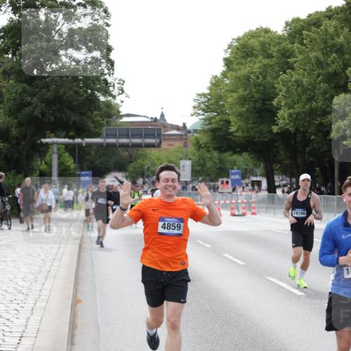 29.06.2025 - hella hamburg halbmarathon Jannik Wohlers http://msf.ph/oto/8144272 29.06.2025 10:08:57 Lombardsbrücke 1188, 1838, 2978, 4859, 5806, 5885, 6674, 7187, 9718, 9988, 10194, 10819, 11067, 12156, 12862, 13210, 13660, 14736, 15697, 16688, 18726, 18727, 19166 meine-sportfotos.de