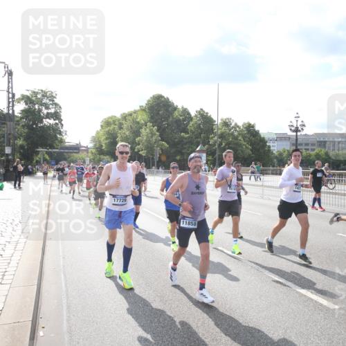 29.06.2025 - hella hamburg halbmarathon Jannik Wohlers http://msf.ph/oto/8144273 29.06.2025 09:52:58 Lombardsbrücke 1466, 1558, 1750, 1759, 2234, 2365, 2402, 2623, 3146, 4091, 4310, 4553, 4997, 5022, 5460, 5623, 5624, 5692, 6203, 6282, 6375, 6460, 7204, 7322, 7450, 7765, 8063, 8664, 9126, 9200, 9303, 9305, 9534, 9544, 9585, 9794, 10246, 10789, 11094, 11283, 11648, 11858, 12035, 12643, 13015, 13051, 13303, 13450, 13690, 14034, 14200, 14275, 14464, 14794, 15519, 15629, 15651, 15803, 15900, 16105, 16286, 16333, 16617, 16685, 16725, 17718, 17729 meine-sportfotos.de