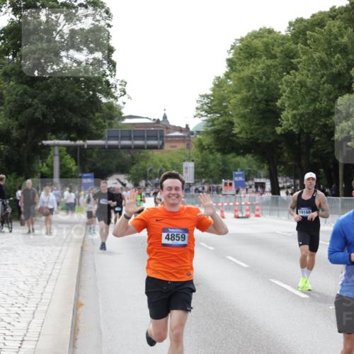 29.06.2025 - hella hamburg halbmarathon Jannik Wohlers http://msf.ph/oto/8144281 29.06.2025 10:08:57 Lombardsbrücke 1188, 1838, 2978, 4859, 5806, 5885, 6674, 7187, 9718, 9988, 10194, 10819, 11067, 12156, 12862, 13210, 13660, 14736, 15697, 16688, 18726, 18727, 19166 meine-sportfotos.de