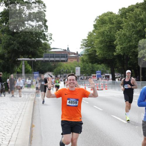 29.06.2025 - hella hamburg halbmarathon Jannik Wohlers http://msf.ph/oto/8144285 29.06.2025 10:08:57 Lombardsbrücke 1188, 1838, 2978, 4859, 5806, 5885, 6674, 7187, 9718, 9988, 10194, 10819, 11067, 12156, 12862, 13210, 13660, 14736, 15697, 16688, 18726, 18727, 19166 meine-sportfotos.de