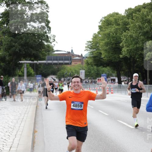 29.06.2025 - hella hamburg halbmarathon Jannik Wohlers http://msf.ph/oto/8144290 29.06.2025 10:08:57 Lombardsbrücke 1188, 1838, 2978, 4859, 5806, 5885, 6674, 7187, 9718, 9988, 10194, 10819, 11067, 12156, 12862, 13210, 13660, 14736, 15697, 16688, 18726, 18727, 19166 meine-sportfotos.de