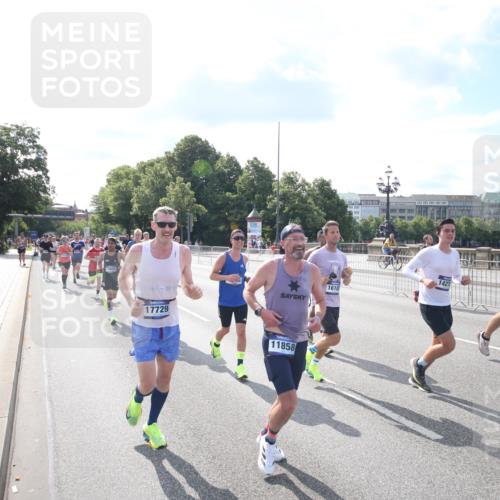 29.06.2025 - hella hamburg halbmarathon Jannik Wohlers http://msf.ph/oto/8144291 29.06.2025 09:52:58 Lombardsbrücke 1466, 1558, 1750, 1759, 2234, 2365, 2402, 2623, 3146, 4091, 4310, 4553, 4997, 5022, 5460, 5623, 5624, 5692, 6203, 6282, 6375, 6460, 7204, 7322, 7450, 7765, 8063, 8664, 9126, 9200, 9303, 9305, 9534, 9544, 9585, 9794, 10246, 10789, 11094, 11283, 11648, 11858, 12035, 12643, 13015, 13051, 13303, 13450, 13690, 14034, 14200, 14275, 14464, 14794, 15519, 15629, 15651, 15803, 15900, 16105, 16286, 16333, 16617, 16685, 16725, 17718, 17729 meine-sportfotos.de