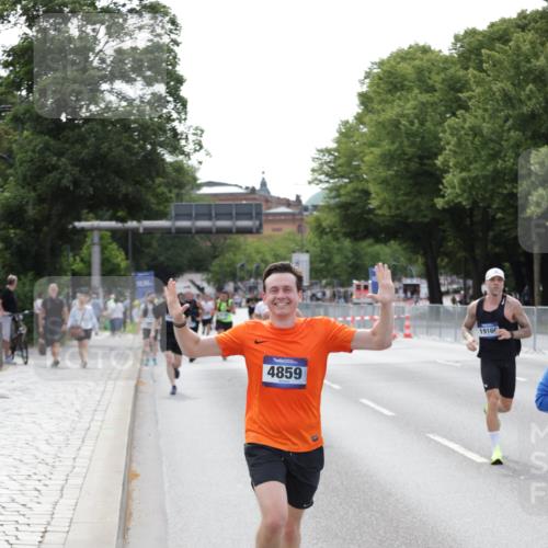 29.06.2025 - hella hamburg halbmarathon Jannik Wohlers http://msf.ph/oto/8144295 29.06.2025 10:08:57 Lombardsbrücke 1188, 1838, 2978, 4859, 5806, 5885, 6674, 7187, 9718, 9988, 10194, 10819, 11067, 12156, 12862, 13210, 13660, 14736, 15697, 16688, 18726, 18727, 19166 meine-sportfotos.de