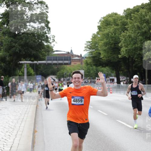 29.06.2025 - hella hamburg halbmarathon Jannik Wohlers http://msf.ph/oto/8144300 29.06.2025 10:08:57 Lombardsbrücke 1188, 1838, 2978, 4859, 5806, 5885, 6674, 7187, 9718, 9988, 10194, 10819, 11067, 12156, 12862, 13210, 13660, 14736, 15697, 16688, 18726, 18727, 19166 meine-sportfotos.de