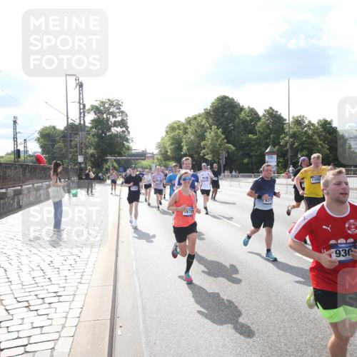 29.06.2025 - hella hamburg halbmarathon Jannik Wohlers http://msf.ph/oto/8144306 29.06.2025 09:53:02 Lombardsbrücke 1466, 1558, 1750, 1759, 2365, 2402, 2623, 3146, 3414, 4091, 4310, 4553, 5022, 5460, 5623, 5624, 5692, 6071, 6203, 6282, 6375, 6460, 6903, 7204, 7322, 7450, 7765, 9126, 9200, 9303, 9305, 9534, 9544, 9794, 9965, 10246, 10789, 11283, 11648, 11858, 12035, 12643, 13009, 13303, 13450, 13690, 14034, 14200, 14275, 14464, 14794, 15519, 15629, 15803, 15900, 16105, 16286, 16333, 16617, 16685, 16725, 17384, 17718, 17729, 17748, 17960, 18678 meine-sportfotos.de